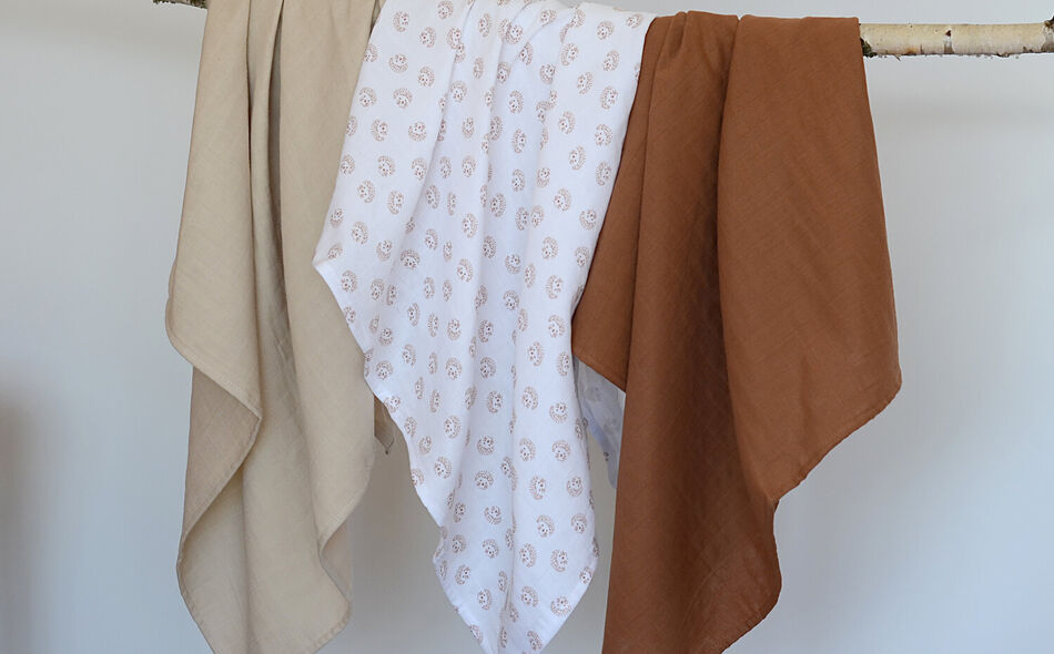 Set of 3 Cotton Muslin Swaddle Blankets hedgehog
