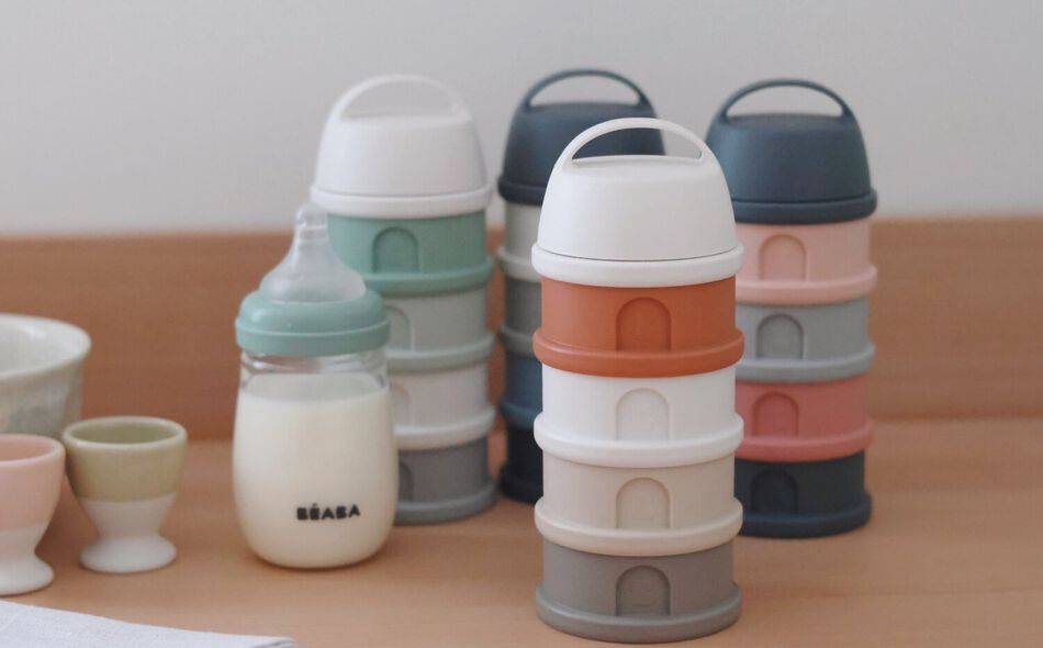 Formula milk container 4 compartments