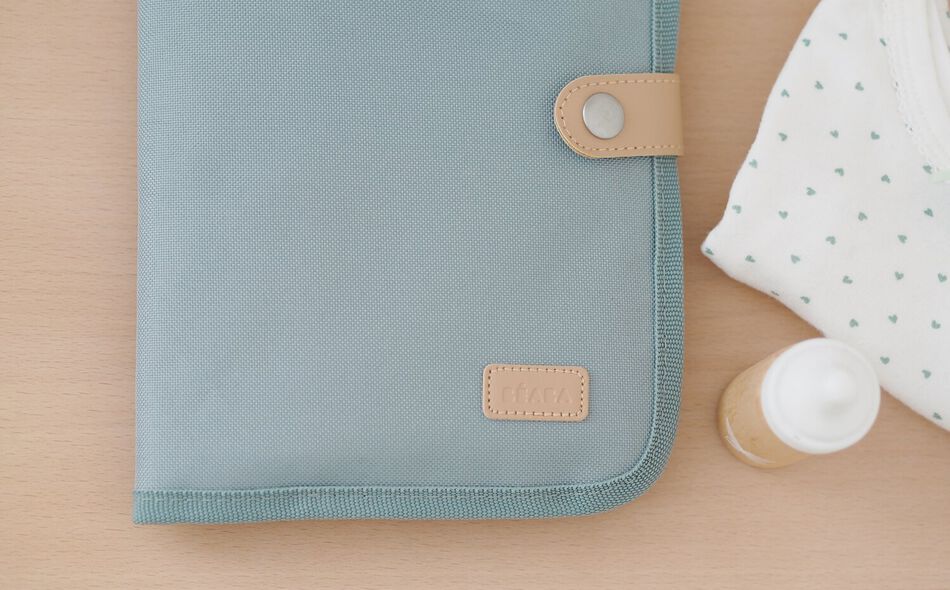 Protege cartilla sanitaria sage green