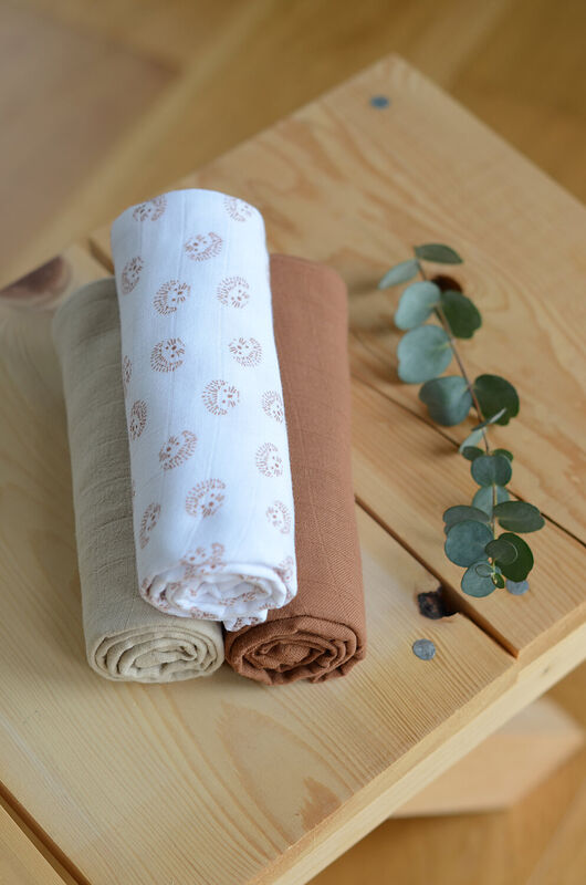 Set of 3 Cotton Muslin Swaddle Blankets hedgehog