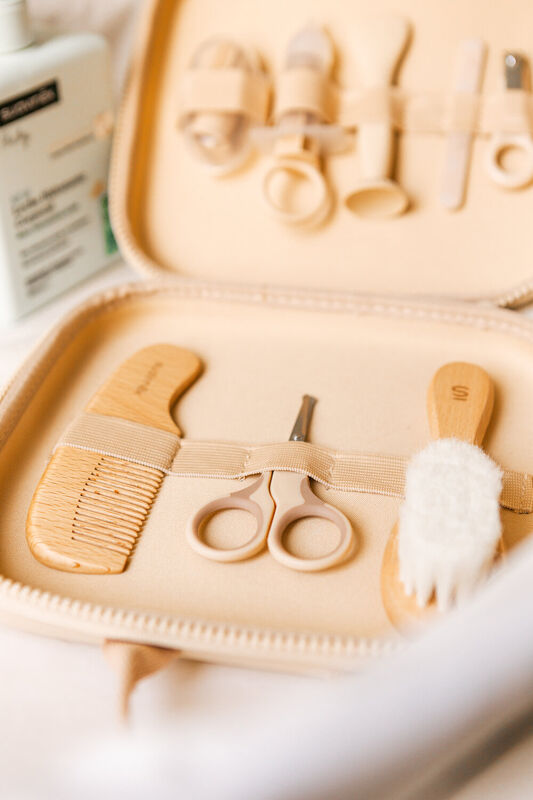 Pflege‑ und Hygiene‑Set mit 8 Zubeh&ouml;rteilen &ndash; Wonderland - Beige