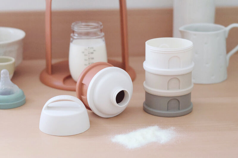 Formula milk container 4 compartments