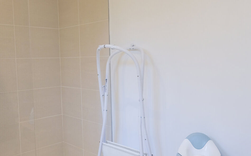 Cam&eacute;l&eacute;'O&reg; bath stand