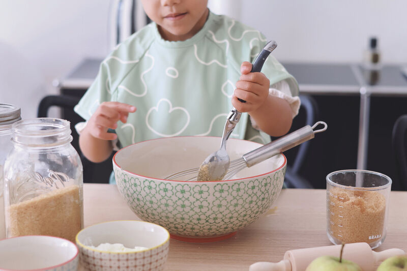 2 in 1 Evolutionary Bib with removable handle and foldable pocket - Sage Green