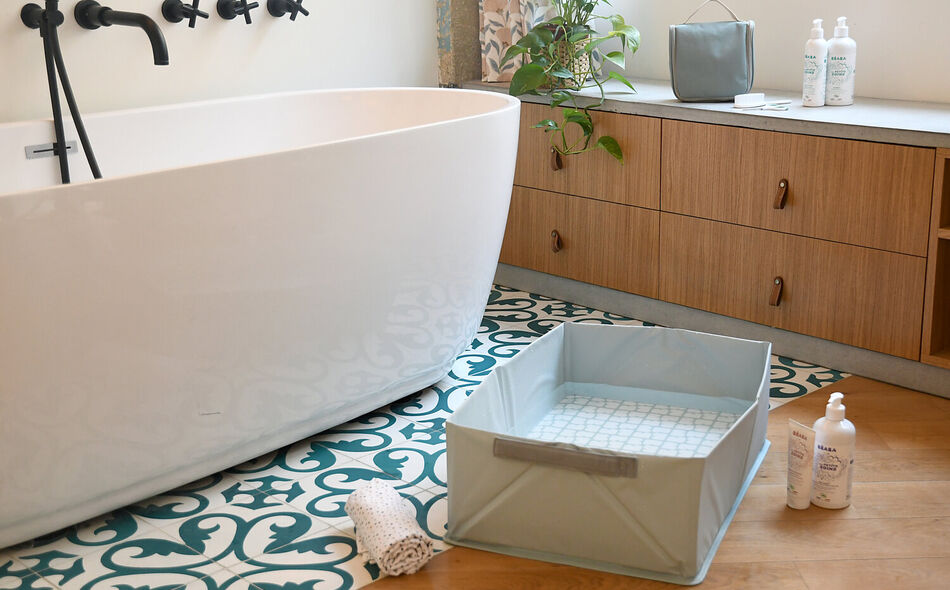 Cam&eacute;l&eacute;&rsquo;O foldable pop up bath with hanging hook / baby bath (new born to 12 months + )