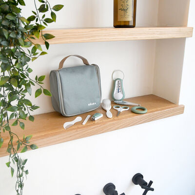 Beauty case con 10 accessori - Verde salvia