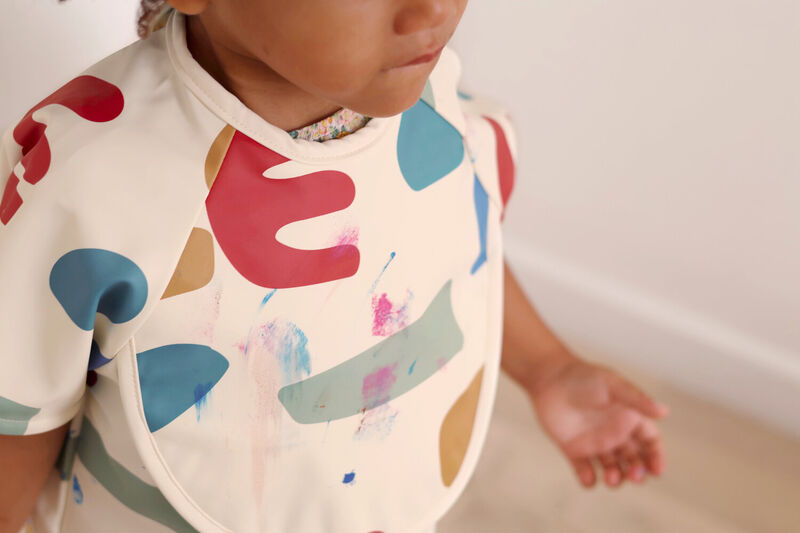 2 in 1 Evolutionary Bib with removable handle and foldable pocket - Playful 