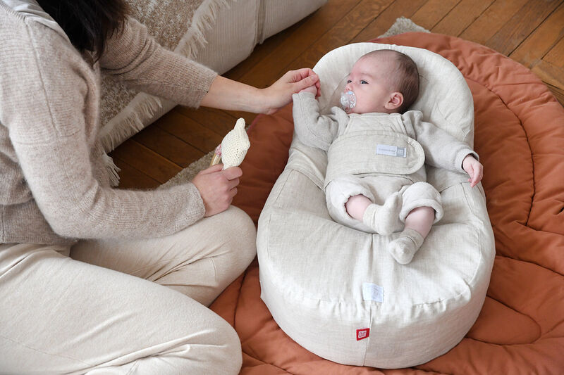 Baby nest ergonomic Red Castle Cocoonababy 10° 0-3 luni Linen Natural cu bebelus