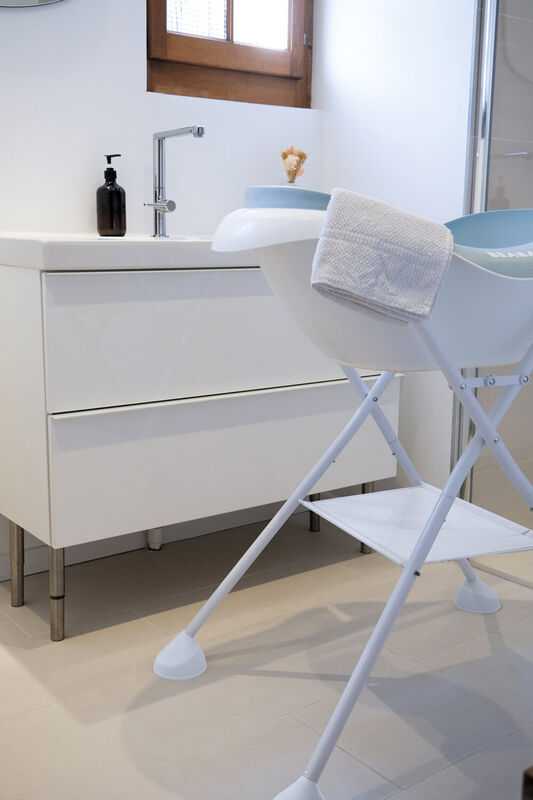 Cam&eacute;l&eacute;'O&reg; bath stand