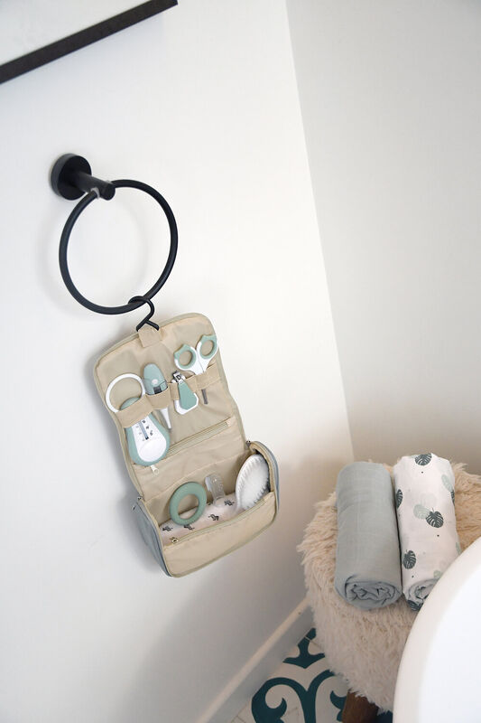 Grooming kit sage green