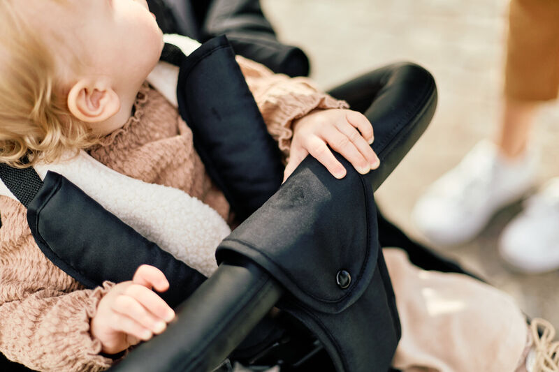 Dreisitzer Kinderwagen - 3 Kinder - Schwarz  + Regenschutz + Sonnenschutz
