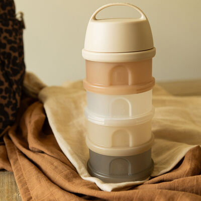 Recipiente transl&uacute;cido para leche maternizada con 4 compartimentos - Arcilla 